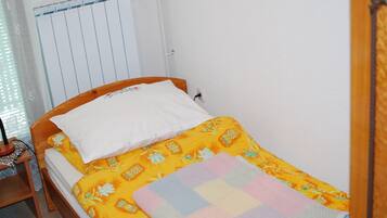 Habitación con 2 camas individuales (Twin Room with Shared Bathroom) | 6 habitaciones, cunas y wifi