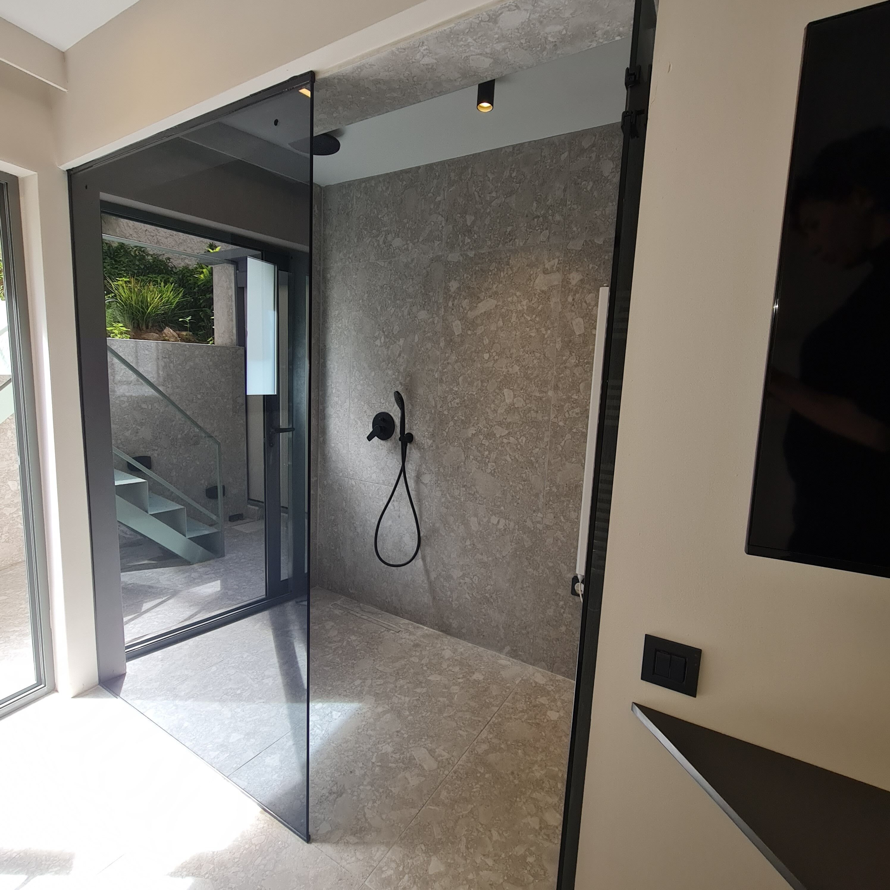 Luxury-Studiosuite (Zeus) | Badezimmer | Dusche, Haartrockner, Bademäntel, Hausschuhe