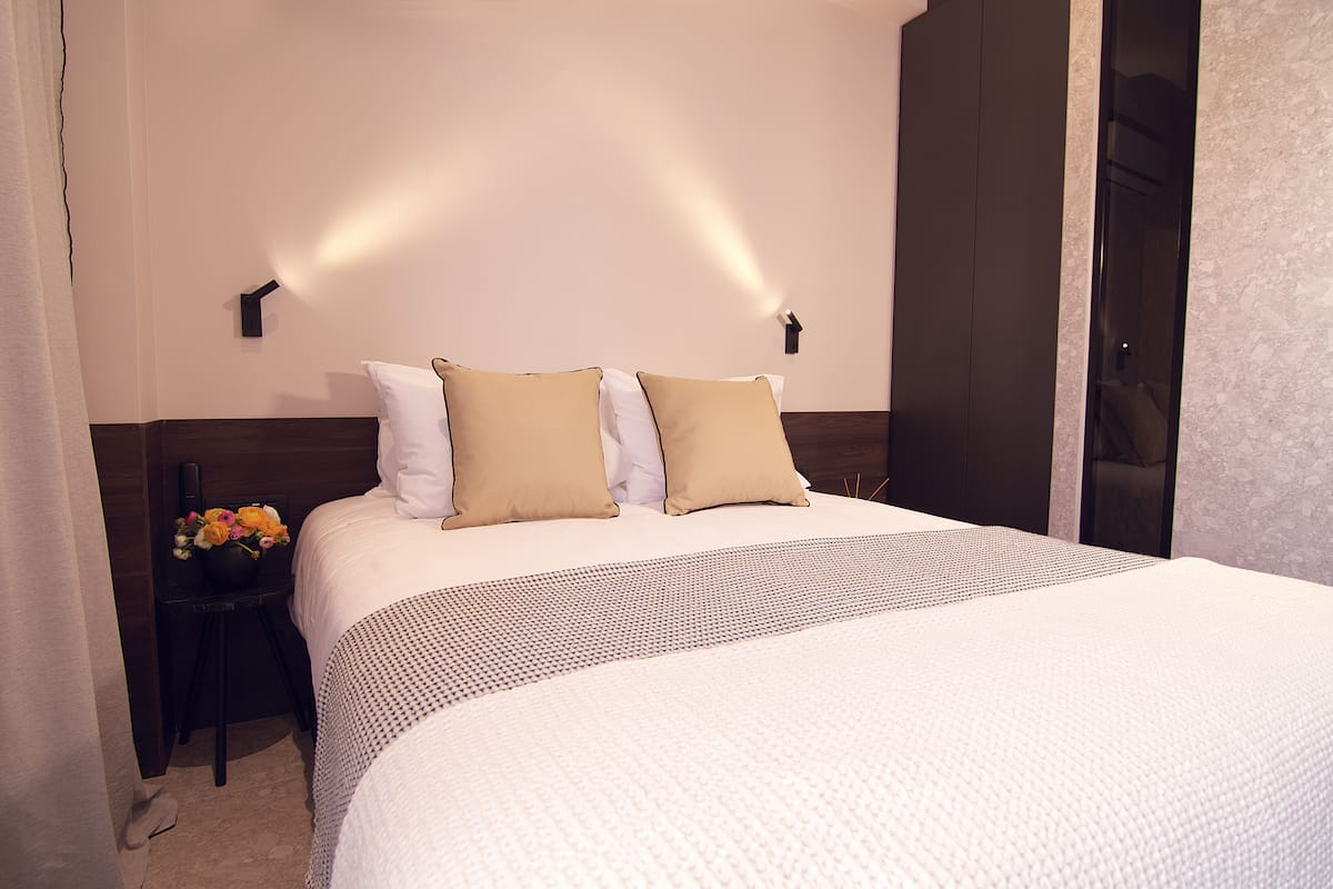 Premium bedding, in-room safe, desk, blackout curtains