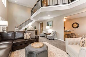 Téléviseur connecté, foyer, table de baby-foot, bureau