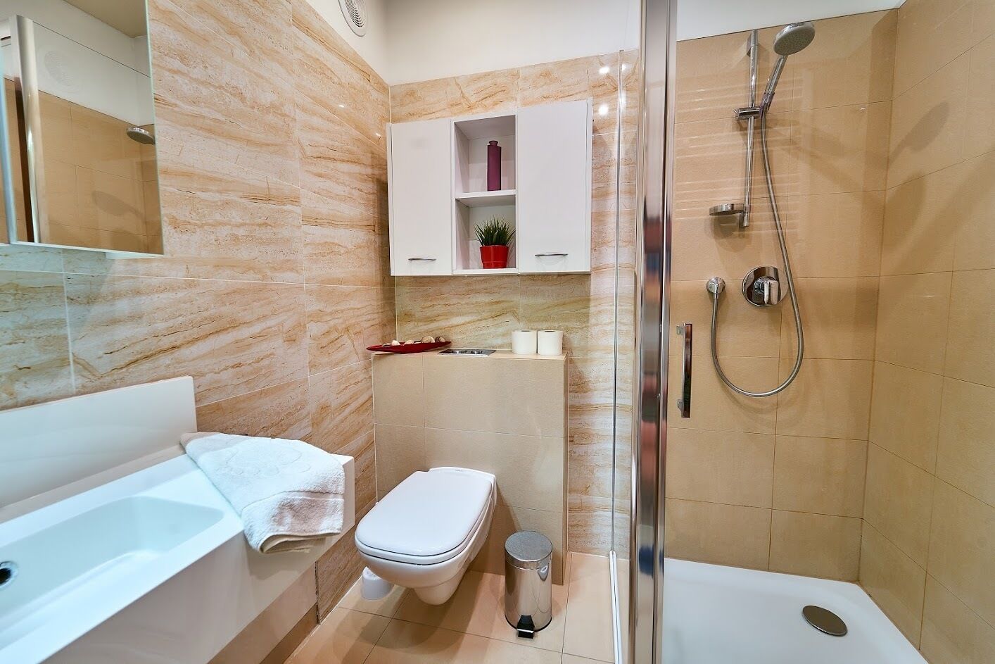 Un baño moderno con ducha, inodoro y lavabo.