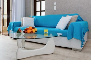 Deluxe Studio Suite | Living room | 42-inch Smart TV with satellite channels, TV, Netflix