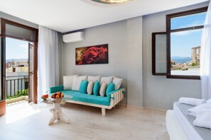 Elite Studio Suite | Living room | 42-inch Smart TV with satellite channels, TV, Netflix - Diamond Suites (Chania)