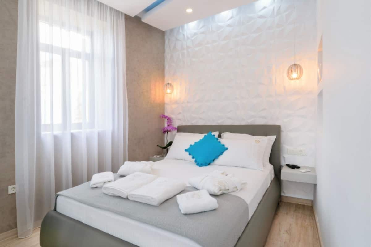 Deluxe Studio Suite | In-room safe, iron/ironing board, free WiFi, bed sheets