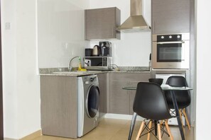 Kühlschrank, Mikrowelle, Ofen, Herdplatte