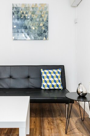 아파트, 퀸사이즈침대 1개 | 거실 | 디지털 채널 시청이 가능한 30인치 TV