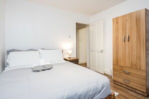 Appartement, 1 grand lit | 1 chambre, fer et planche à repasser, accès au Wi-Fi (inclus)