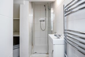 Apartamento, 1 cama Queen | Banheiro | Chuveiro, toalhas de banho, shampoo 