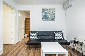 아파트, 퀸사이즈침대 1개 | 거실 | 디지털 채널 시청이 가능한 30인치 TV