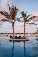 2 piscinas al aire libre, camas de piscina con cargo, sombrillas