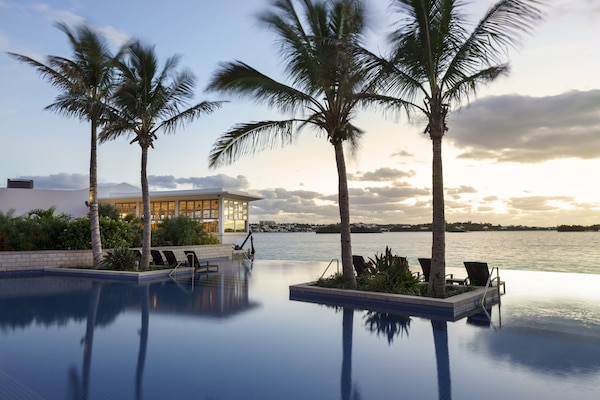 2 buitenzwembaden, zwembadcabana's (toeslag) en parasols bij het zwembad