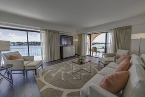 Penthouse, 1 King Bed, Balcony, Harbour View | Living room