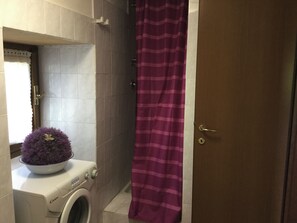 Shower, bidet, towels
