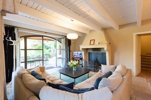 Televisión y chimenea 