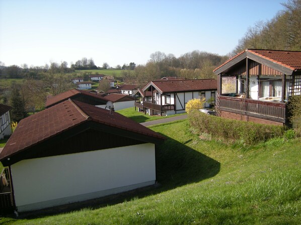 A rural village with traditional houses featuring sloped roofs and wooden exteriors. - Bungalow 31 on the edge of the forest with 1 bedroom. (Dipperz)