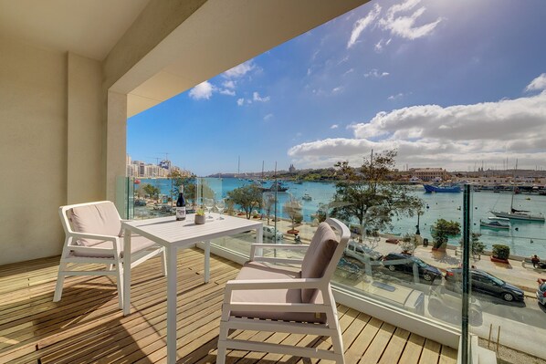 Outdoor dining - Luxury Apartment with Valletta and Harbour Views (Sliema)