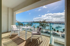 Outdoor dining - Luxury Apartment with Valletta and Harbour Views (Sliema)