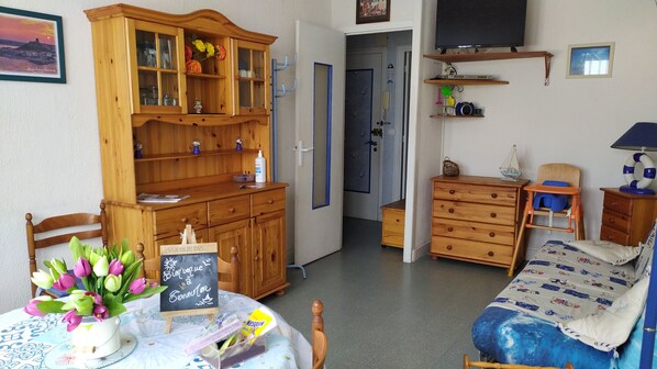 1 habitación y tabla de planchar con plancha