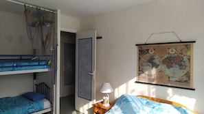 1 habitación y tabla de planchar con plancha
