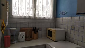 雪櫃、微波爐、焗爐、爐具