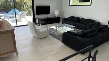 Smart-TV, Tischfußball, Tischtennisplatte, Bücher