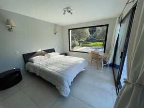 5 bedrooms, desk, iron/ironing board, travel cot