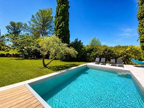 Una piscina al aire libre, una piscina climatizada