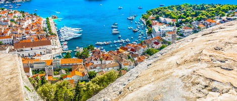 Un pueblo costero con edificios históricos, un puerto deportivo y vistas al mar.