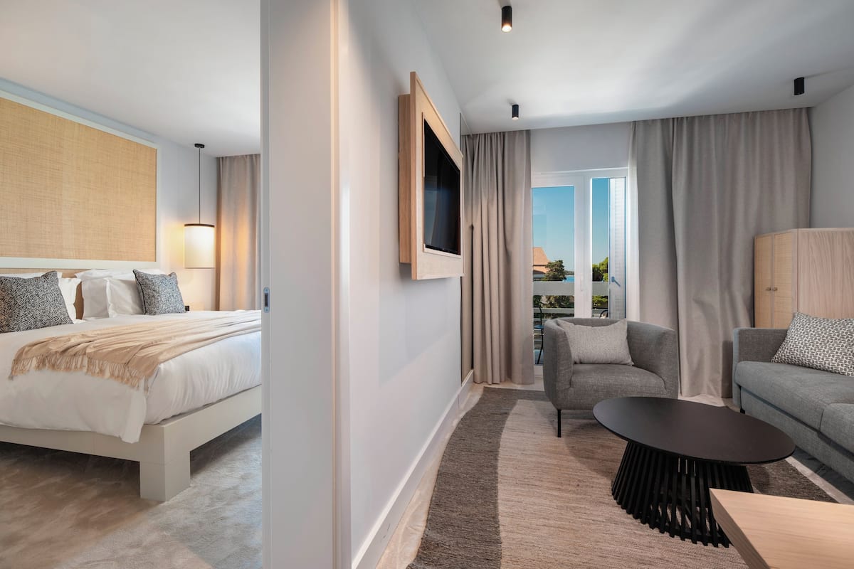 Roupas de cama premium, frigobar, quartos à prova de som