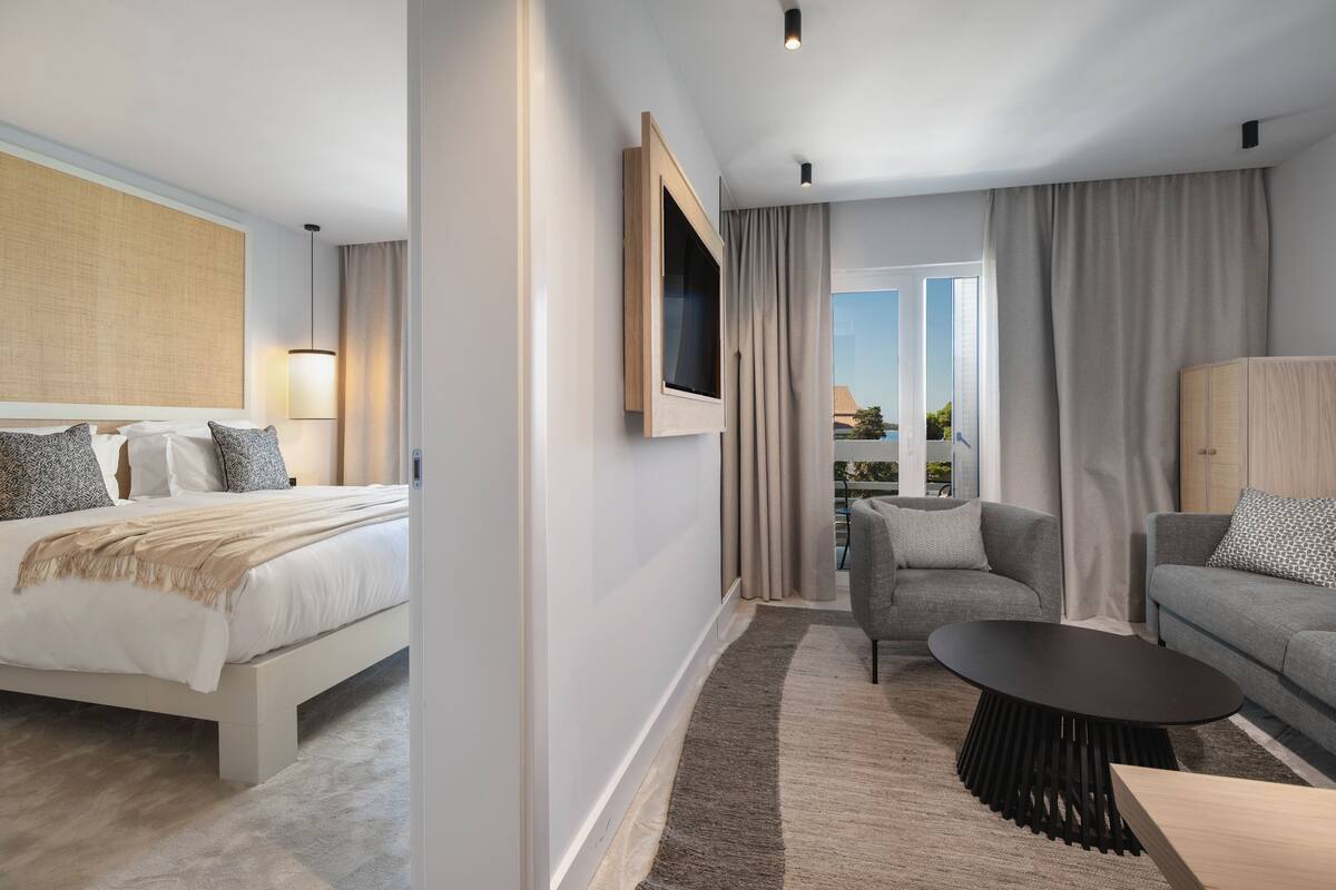 junior suite | 1 bedroom, premium bedding, minibar, soundproofing