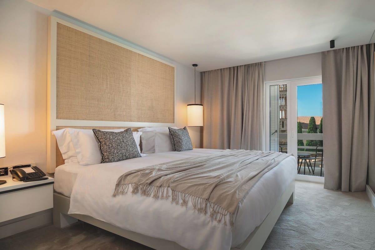 Roupas de cama premium, frigobar, quartos à prova de som
