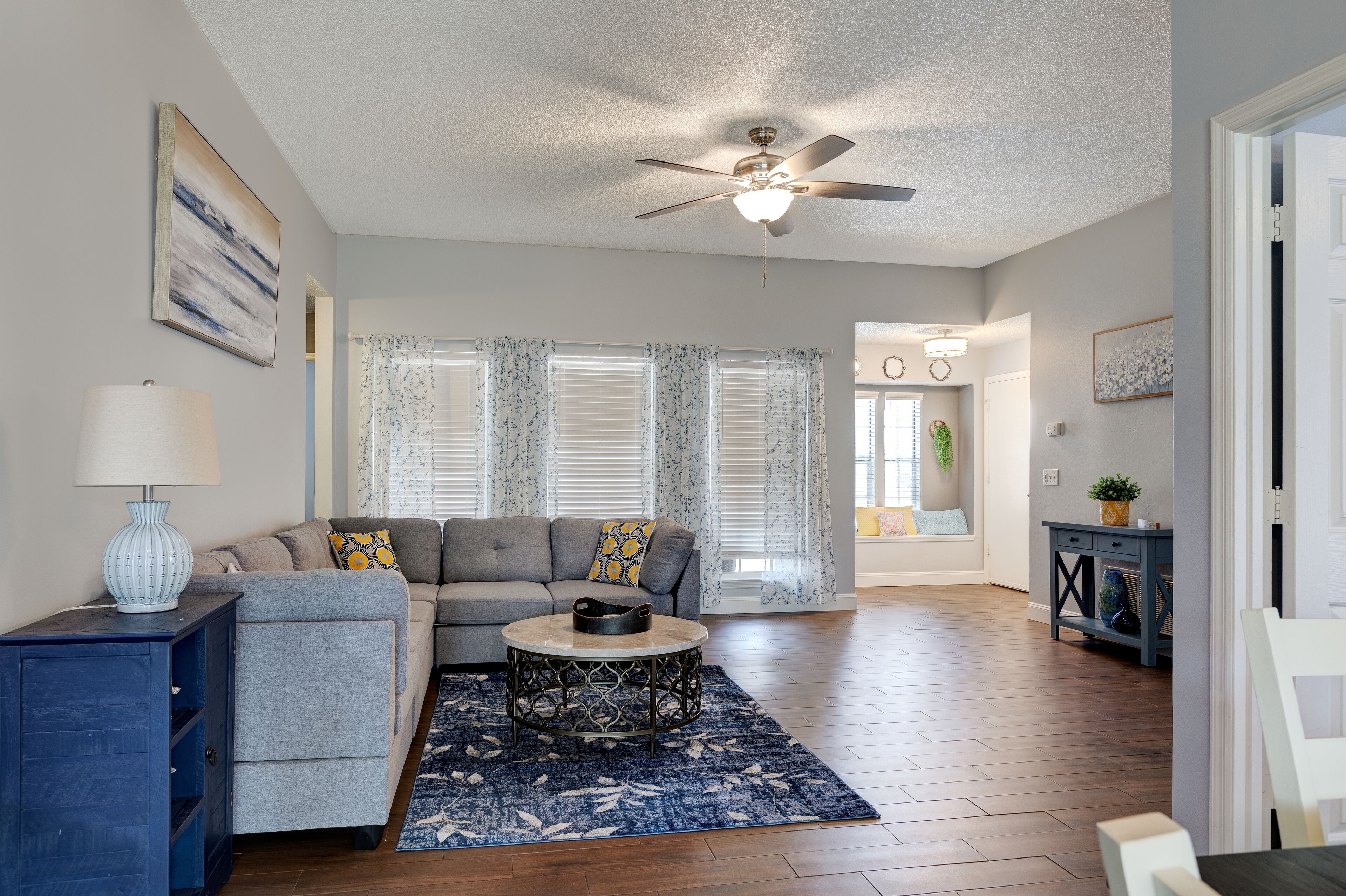 Newley Remodeled and Furnished, Cozy House 5 Minutes From Downtown!