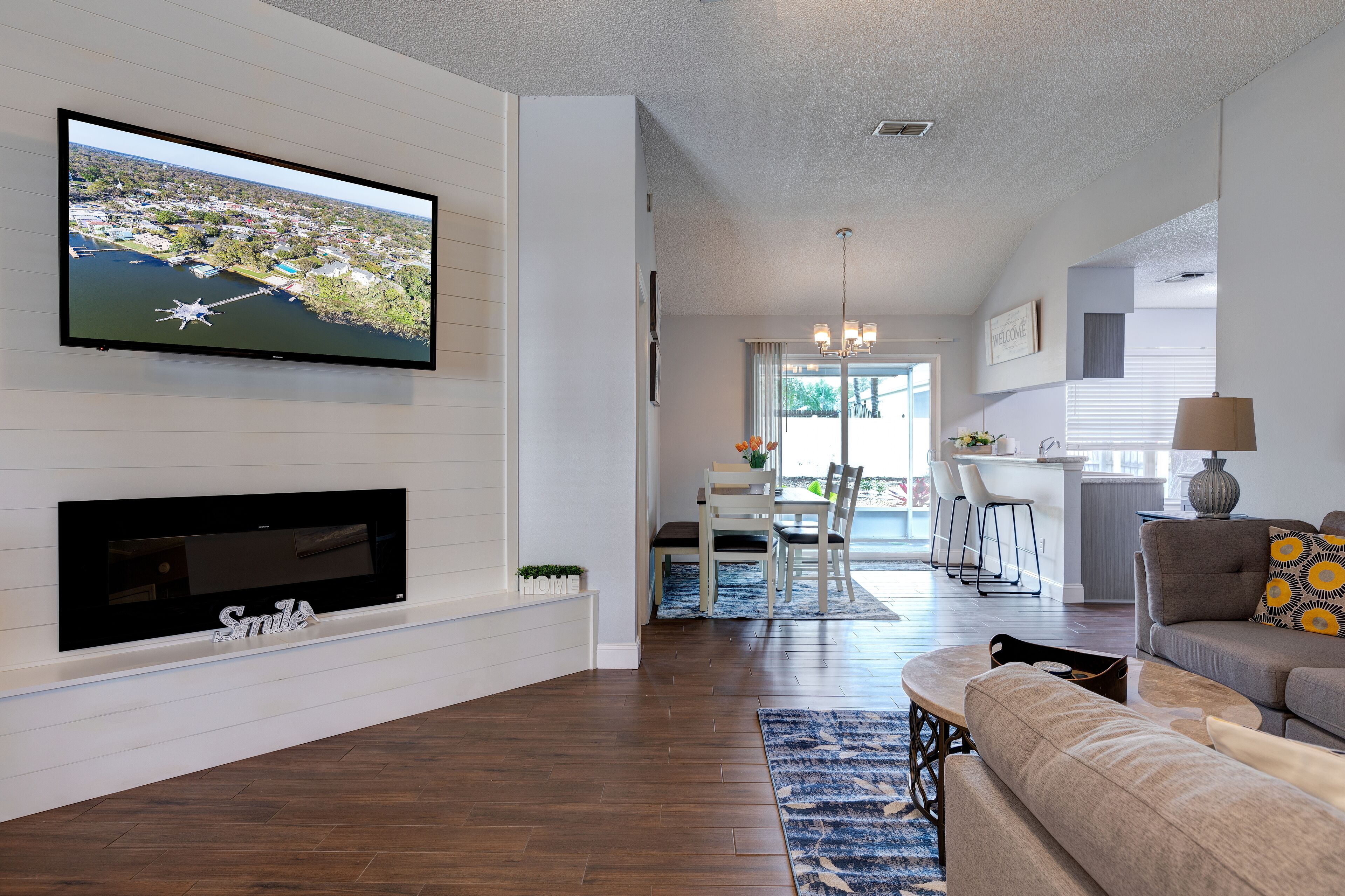 Newley Remodeled and Furnished, Cozy House 5 Minutes From Downtown!