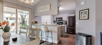 Newley Remodeled and Furnished, Cozy House 5 Minutes From Downtown!