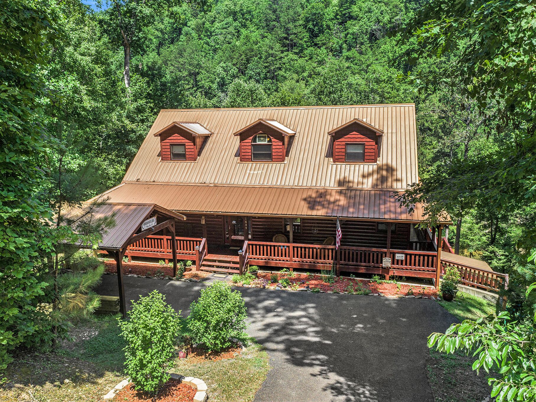 River Front Escape Luxury Lodge, secluded nestled b/w Carter's Lake and Ellijay