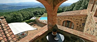 Charming Villa in Tuscany private pool & extensive garden, amazing views