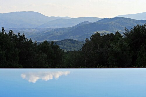 Charming Villa in Tuscany private pool & extensive garden, amazing views