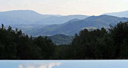 Charming Villa in Tuscany private pool & extensive garden, amazing views