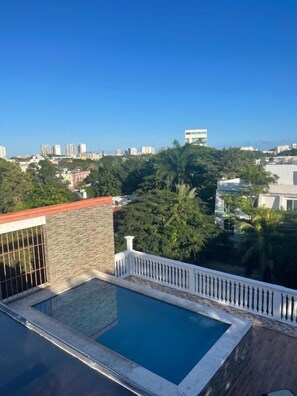 Piscina all'aperto, ombrelloni da piscina, lettini