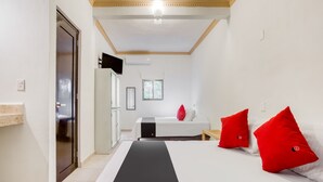A hotel room with a bed, a desk, and a window. - Hotel Arco Maya (Cancun)