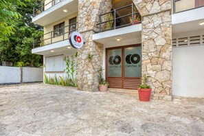 Front of property - Hotel Arco Maya (Cancun)