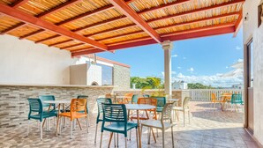 Outdoor pool, pool umbrellas, sun loungers - Hotel Arco Maya (Cancun)