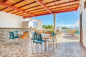 Outdoor pool, pool umbrellas, sun loungers - Hotel Arco Maya (Cancun)