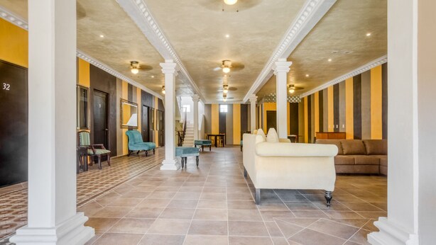 40-inch LED TV with digital channels, TV, streaming services - Hotel Arco Maya (Cancun)