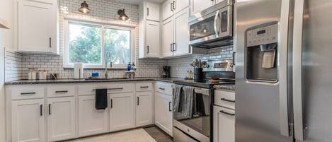 Een koelkast, een magnetron, een oven, een kookplaat