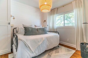 3 habitaciones, escritorio y tabla de planchar con plancha 