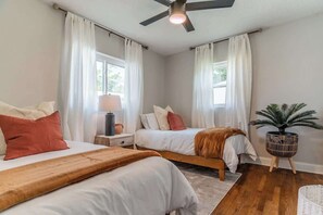 3 slaapkamers, een bureau, een strijkplank/strijkijzer, reisbedje