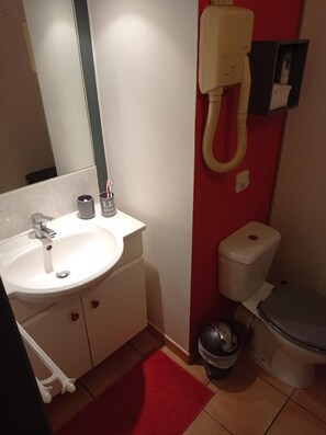 Dusche, Haartrockner, HandtĂŒcher, Toilettenpapier