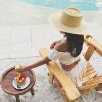 Una piscina al aire libre, sillones reclinables de piscina