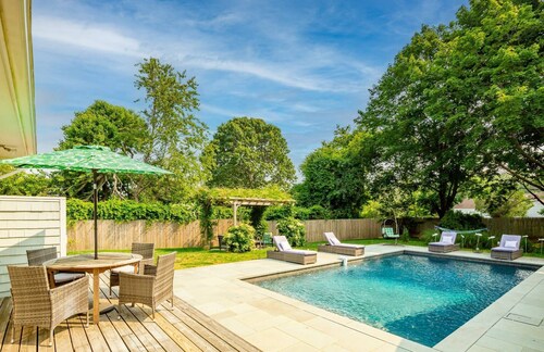 Shelter Island Retreat With Pool ...Close To Beach & Pet Friendly